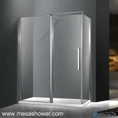 A pivot ajtó modern keret nélküli zuhanykabinja széles nyílással